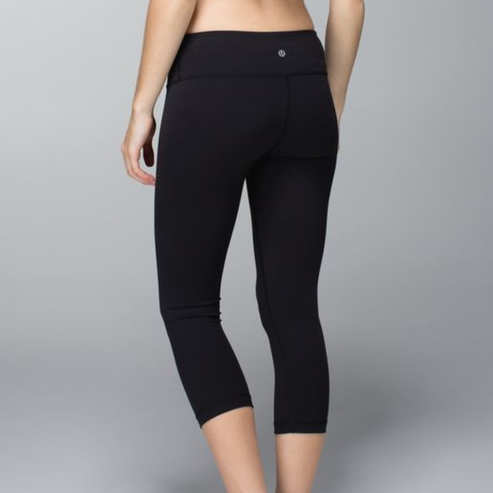 Black lululemon cropped wunder unders